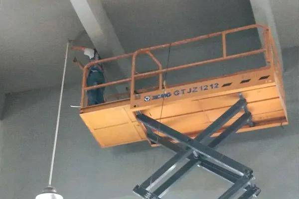 四川食品廠凈化車(chē)間工程 專(zhuān)業(yè)隊(duì)伍賦能，登高作業(yè)穩(wěn)如磐石